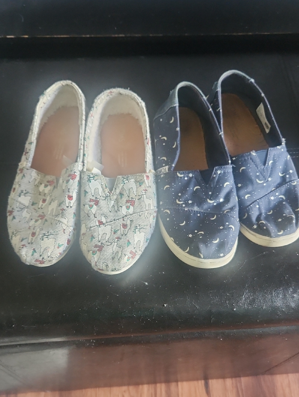 Toms Kids/Womans  - Navy Moon Print (Big Kid 4) & Light Gray Llama Print (5.5)